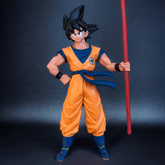 Capsule.pt - Figura Dragon Ball - Son Goku com Bastão Mágico - 21 cm